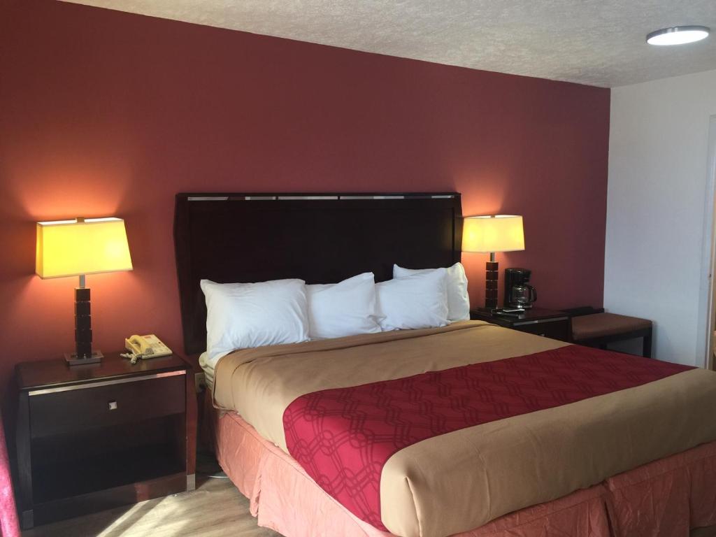 Cama ou camas em um quarto em Econo Lodge Inn & Suites Lake Harmony - Pocono Mountains Area