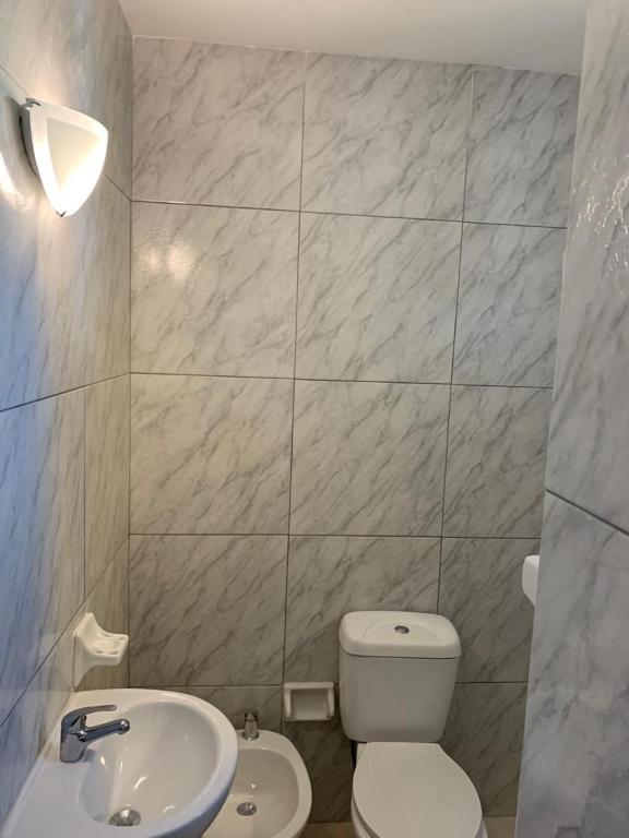 Koupelna v ubytování Hotel American