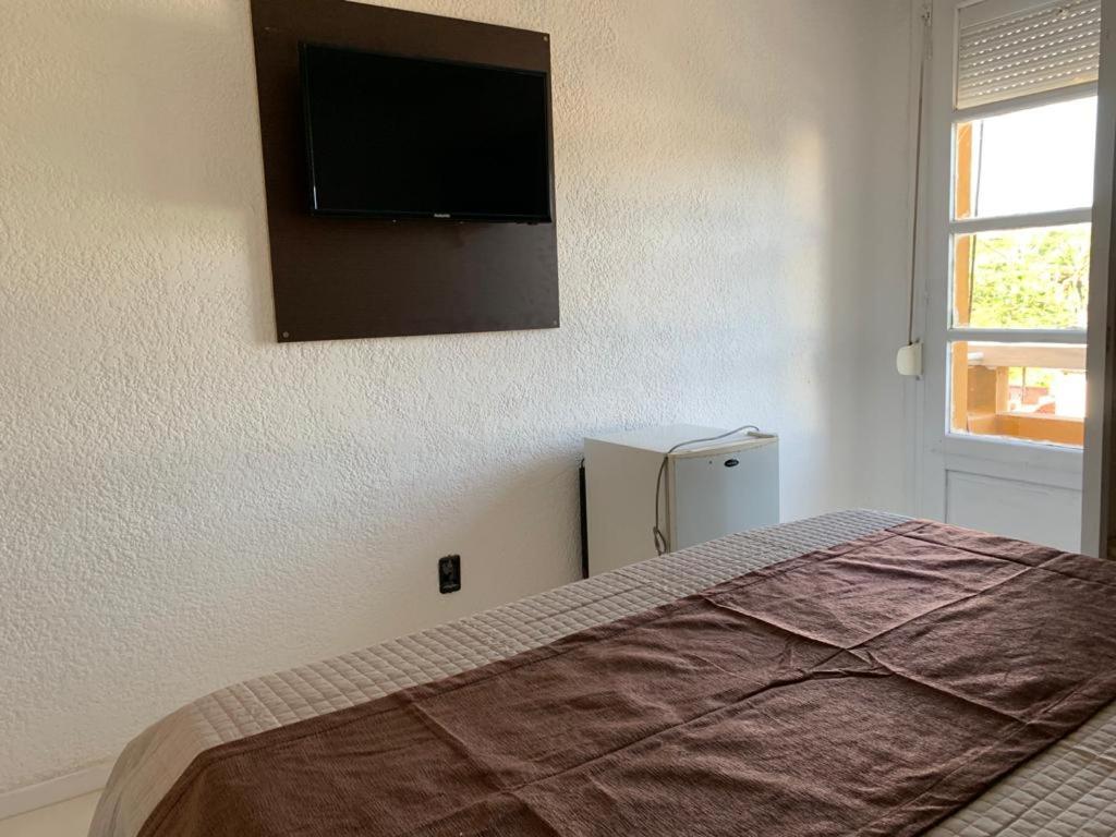 TV a/nebo společenská místnost v ubytování Hotel American