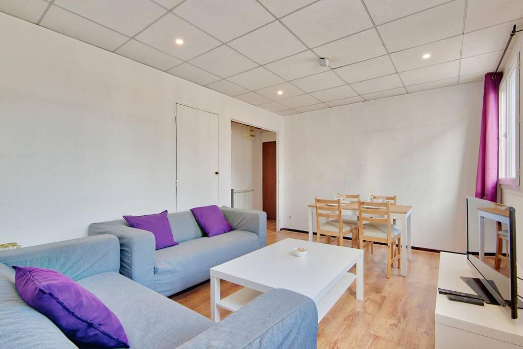 un salon avec un canapé et une table dans l'établissement T3 Bd Michelet - Proche Stade Vélodrome et Plage, à Marseille