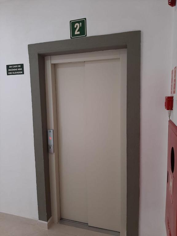  APTO PERTINHO DA PRAIA - Lindo e Equipado! Internet e 3 Tvs - Completo!