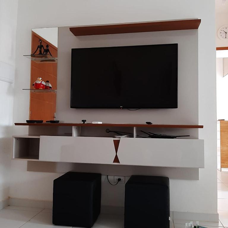  APTO PERTINHO DA PRAIA - Lindo e Equipado! Internet e 3 Tvs - Completo!