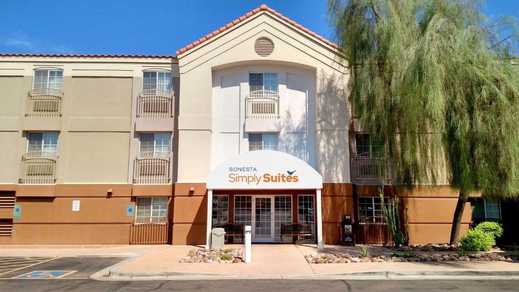 eine Außenansicht eines Hotels mit einem Gebäude in der Unterkunft Sonesta Simply Suites Phoenix Tempe in Tempe