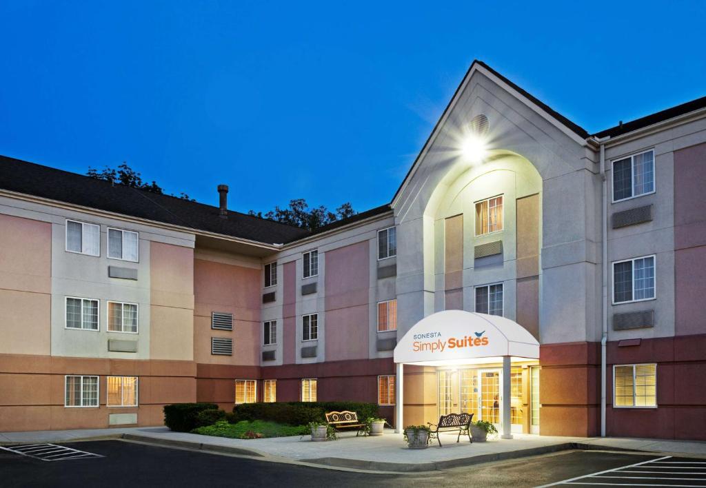 una representación del frente de un hotel en Sonesta Simply Suites Knoxville, en Knoxville