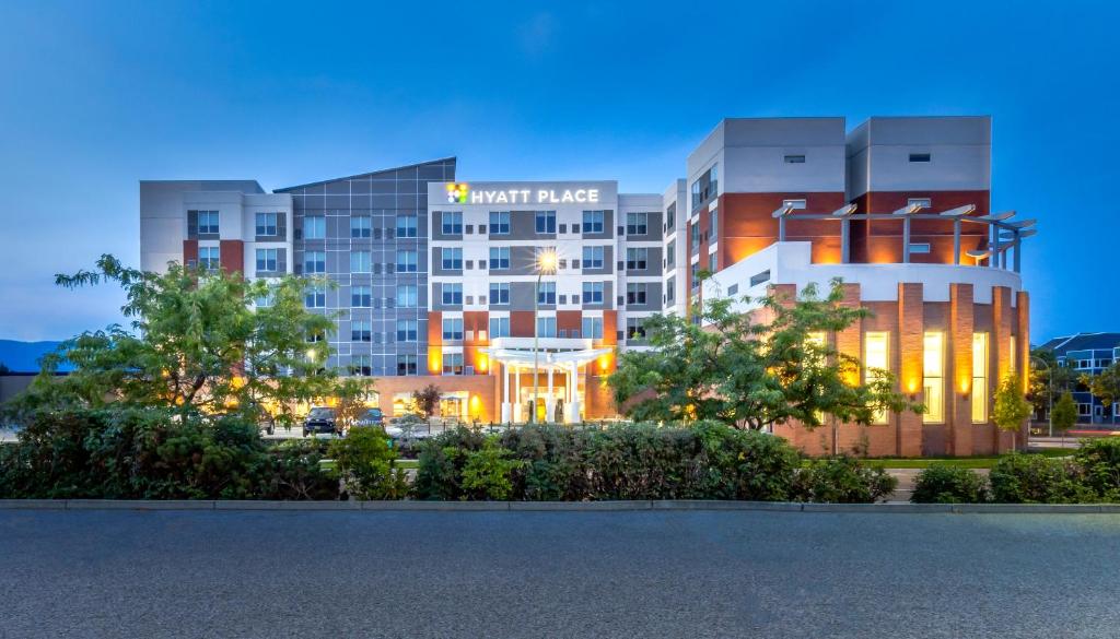 a night view of the north face hotel at Hyatt Place Kelowna in Kelowna