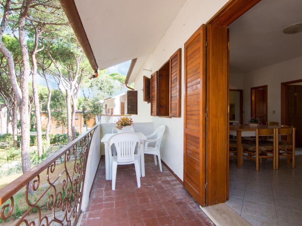 ロゾリーナ・マーレにあるBelvilla by OYO Casa Pinetaの家のバルコニー(テーブル、椅子付)