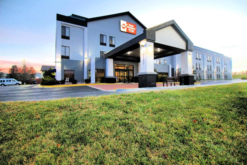 a building with a sign on the front of it at Best Western Plus Kansas City Airport - KCI East in Kansas City