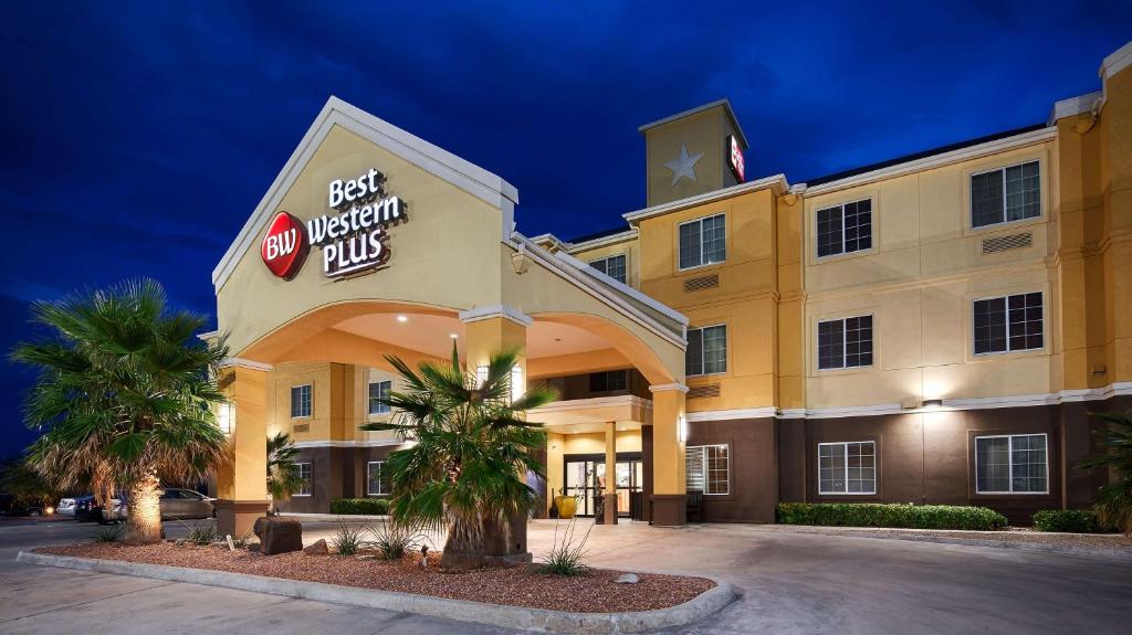a best western plus hotel at night at Best Western Plus Monahans Inn and Suites in Monahans