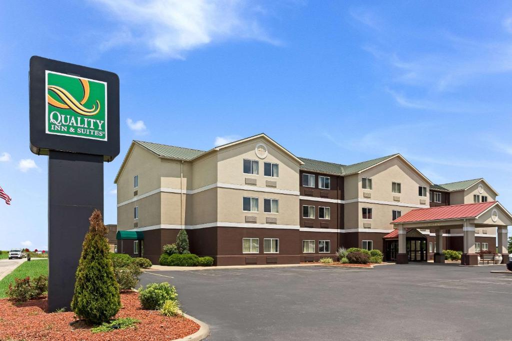 un panneau d'hôtel devant un bâtiment dans l'établissement Quality Inn & Suites, à Ferdinand