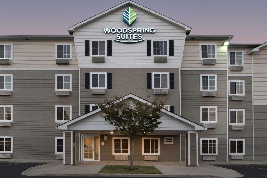 una representación de la parte delantera de un hotel de suites arboladas en WoodSpring Suites Augusta Fort Eisenhower, en Augusta