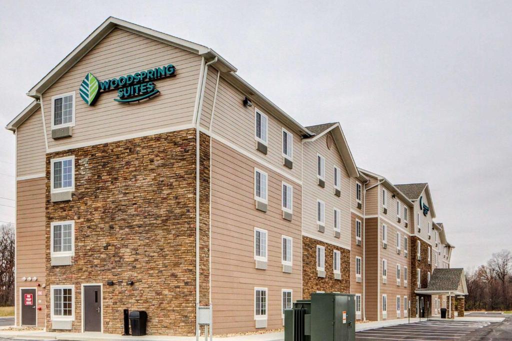 una señal en el lateral de un edificio en WoodSpring Suites Columbus NE I-270 Airport en Gahanna