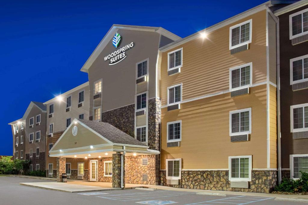 ナッシュビルにあるWoodSpring Suites Nashville Airportのホテル表面