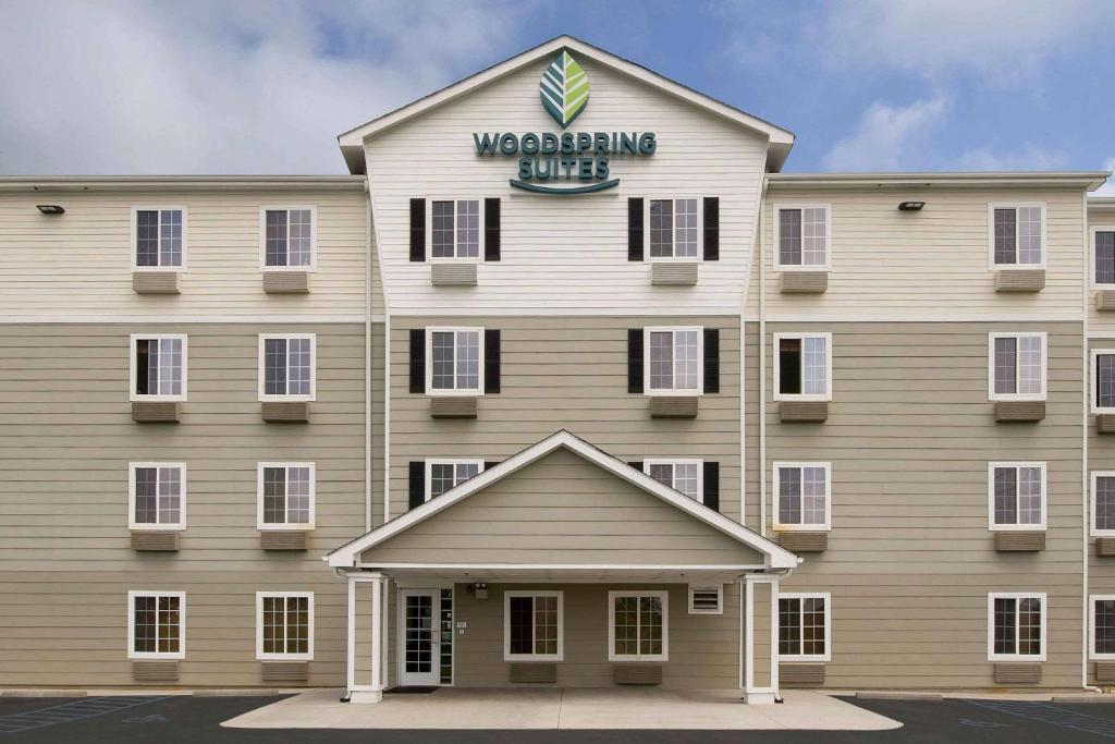 uma vista para a frente de um hotel Warner Village em WoodSpring Suites Greenville Central I-85 em Greenville