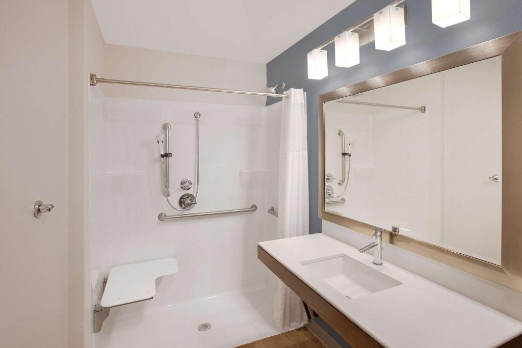 WoodSpring Suites Nashville near Rivergate - Queen Room Met Roll-in Douche-Toegang Van Handicaps/niet-roken