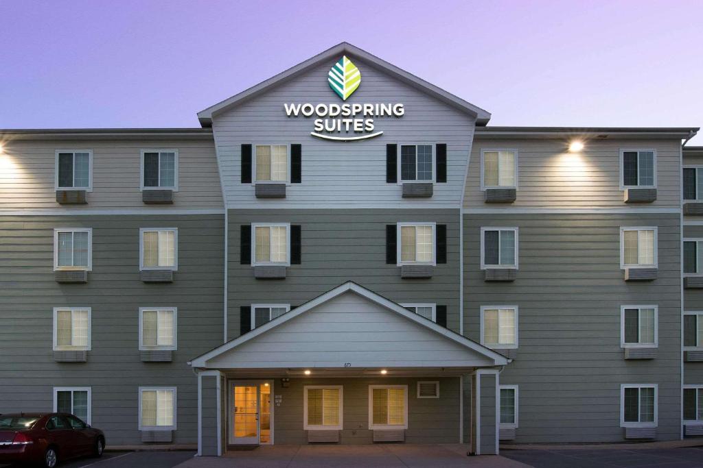 un edificio con un cartel de suites de madera en WoodSpring Suites Clarksville Ft. Campbell, en Clarksville