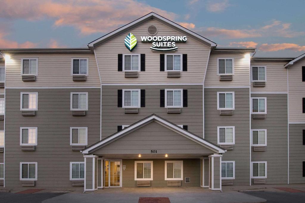 um edifício com uma placa na frente dele em WoodSpring Suites Killeen em Killeen