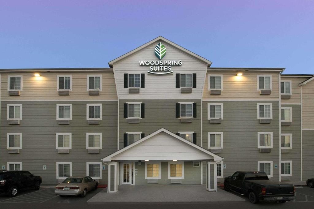 een groot gebouw met een bord erop bij WoodSpring Suites San Antonio Fort Sam in San Antonio