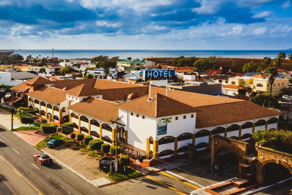 una vista aérea de una ciudad con un hotel en Del Mar Inn Playas, en Tijuana