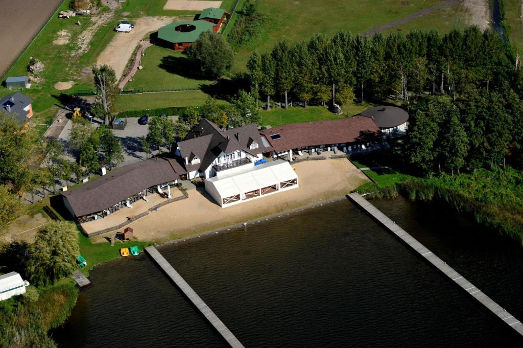 eine Luftansicht eines großen Hauses im Wasser in der Unterkunft Łazienki Chodzieskie in Chodzież