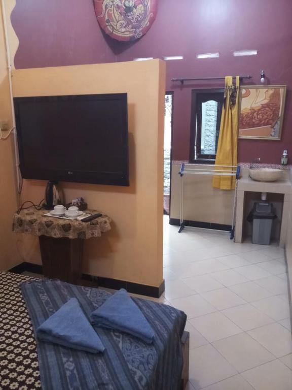 TV a/nebo společenská místnost v ubytování Losmen Setia Kawan