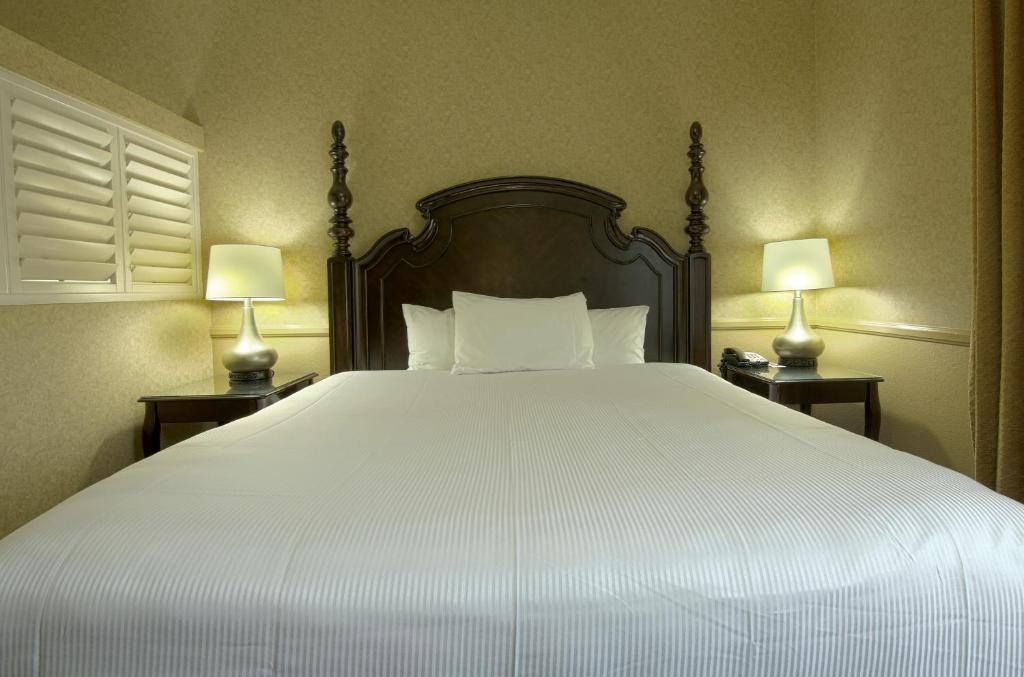 Azure Hotel&Suites Ontario Trademark Collection by Wyndham photo
