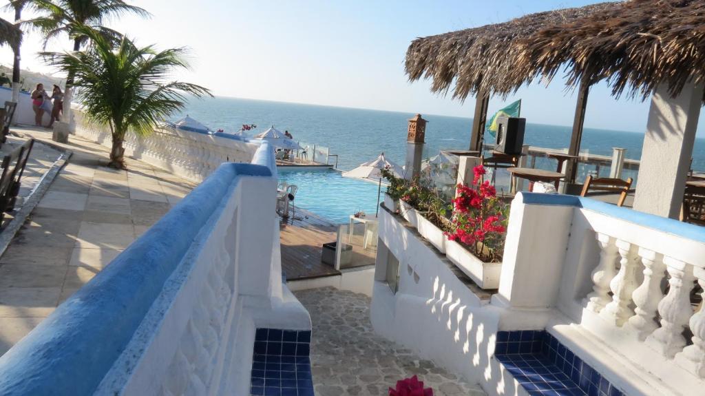 een balkon met uitzicht op de oceaan bij La Suite Praia Hotel in Caucaia
