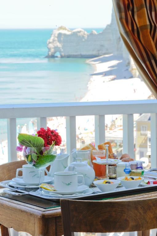 a table with food and a view of the beach at Dormy House in Étretat
