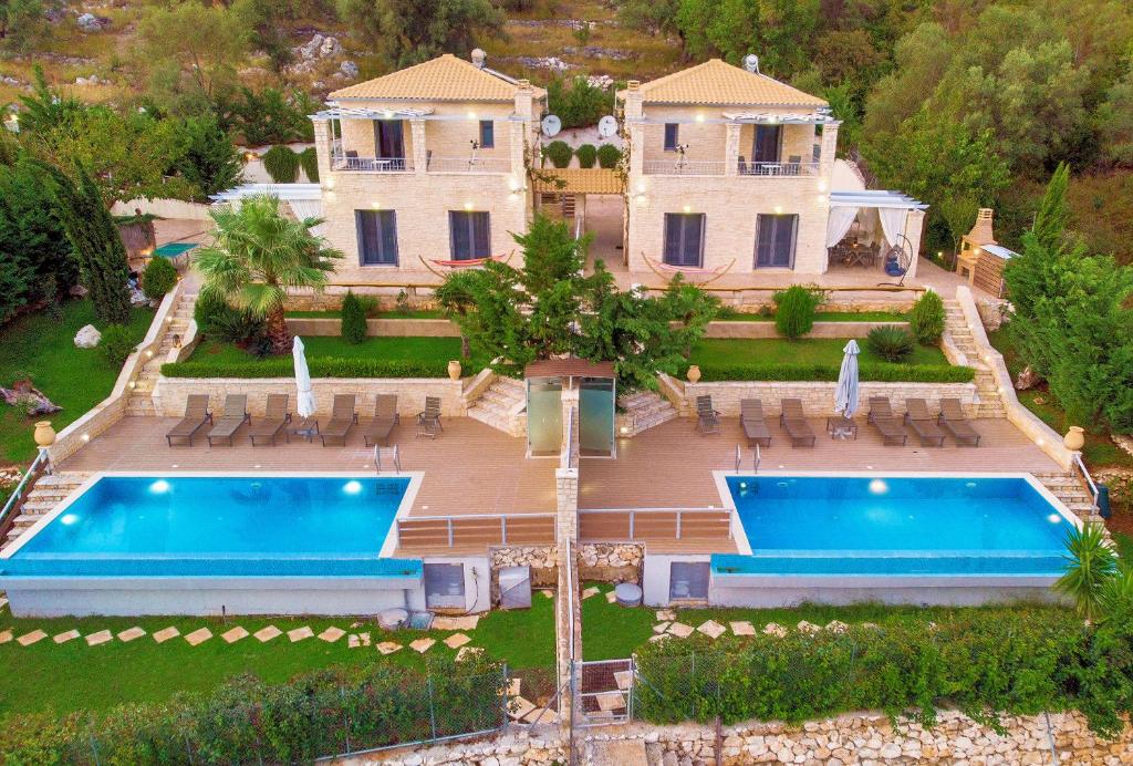 ミクロス・ギアロスにあるIonian Diamond Villasの2つのスイミングプール付きの家の空中ビュー