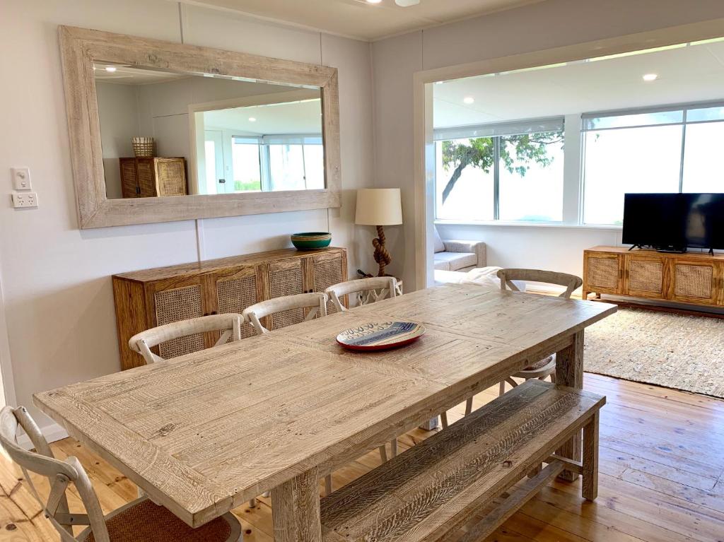 una sala da pranzo con tavolo e sedie in legno di Salty Dog a Emu Bay