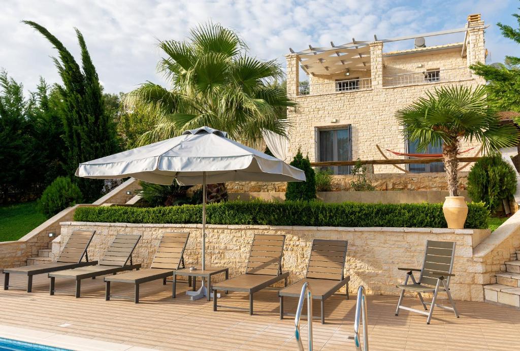 Bazén v ubytování Ionian Diamond Villas nebo v jeho okolí