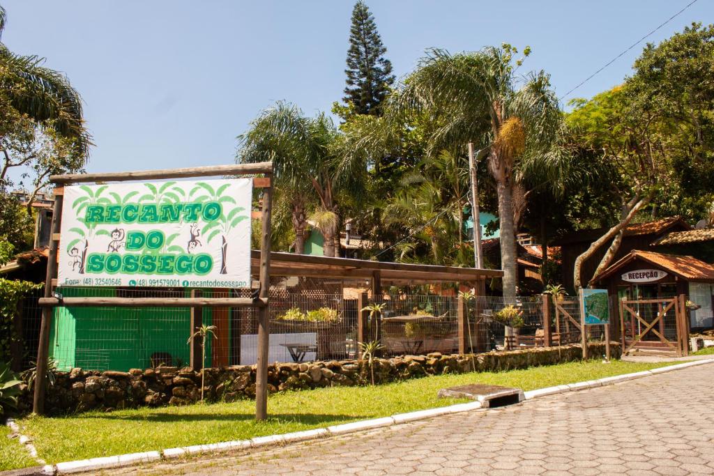 un cartello per un ristorante sul lato di una strada di Recanto do Sossego a Garopaba