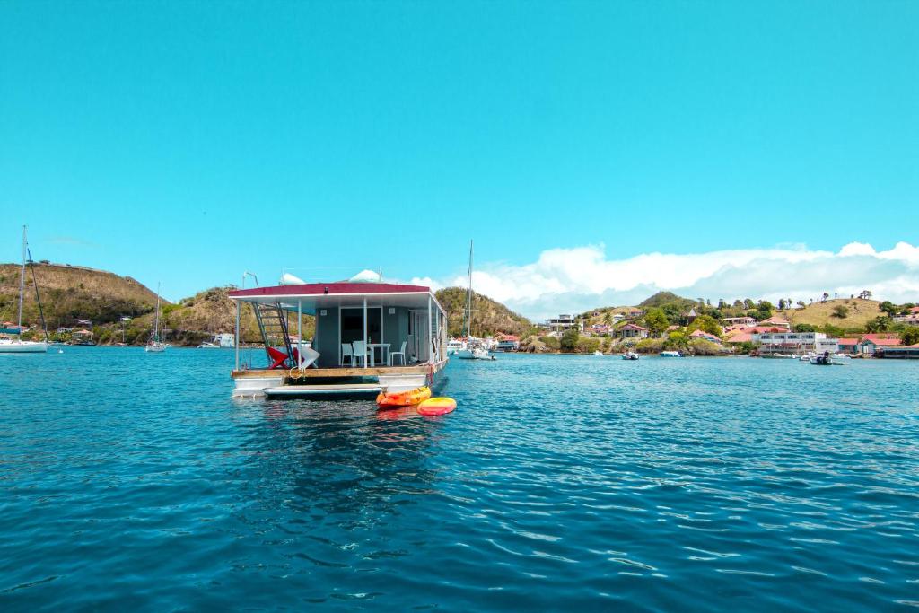 ein kleines Boot in der Mitte eines Wasserkörpers in der Unterkunft Aqualodge Guadeloupe in Saint-François