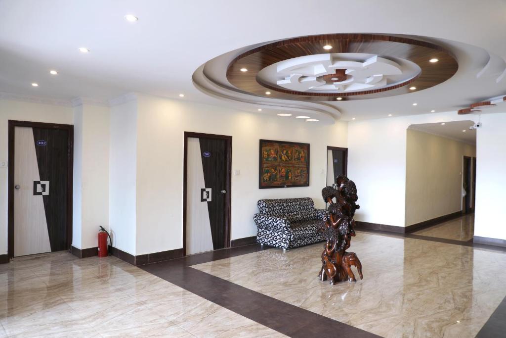 een lobby met een sculptuur in het midden van een ruimte bij Hotel Dream World Boarding & Lodging in Sivaganga