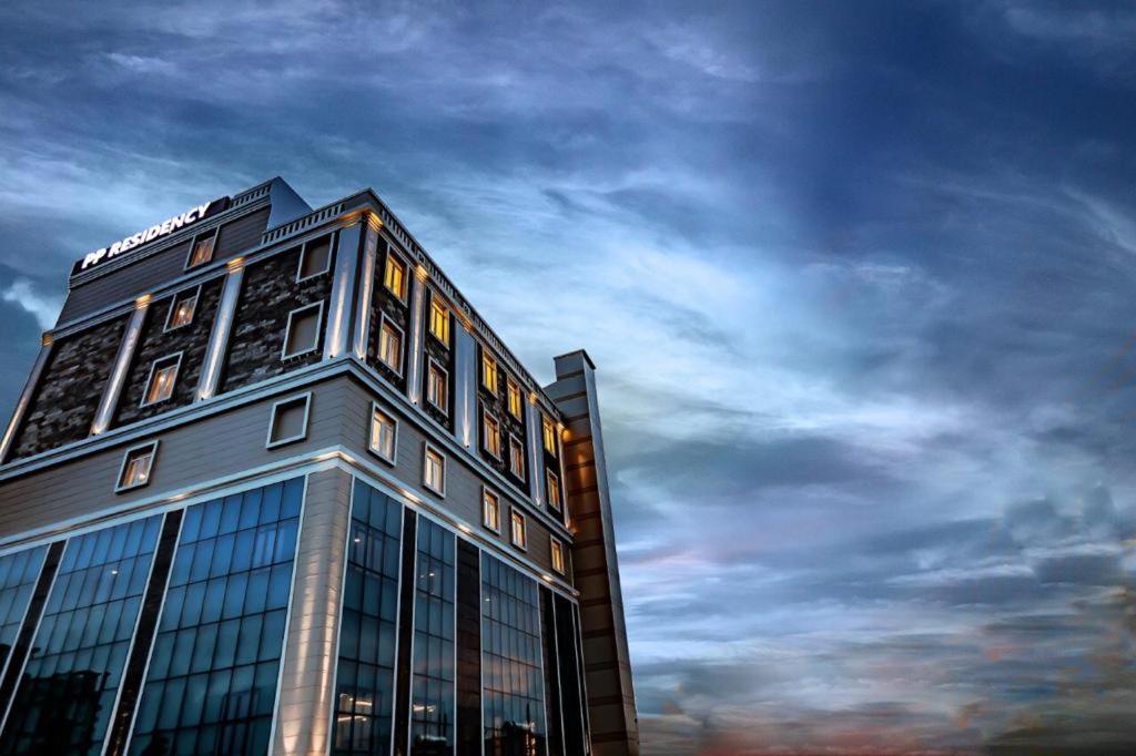 un edificio alto con un cielo en el fondo en PP Residency en Covelong