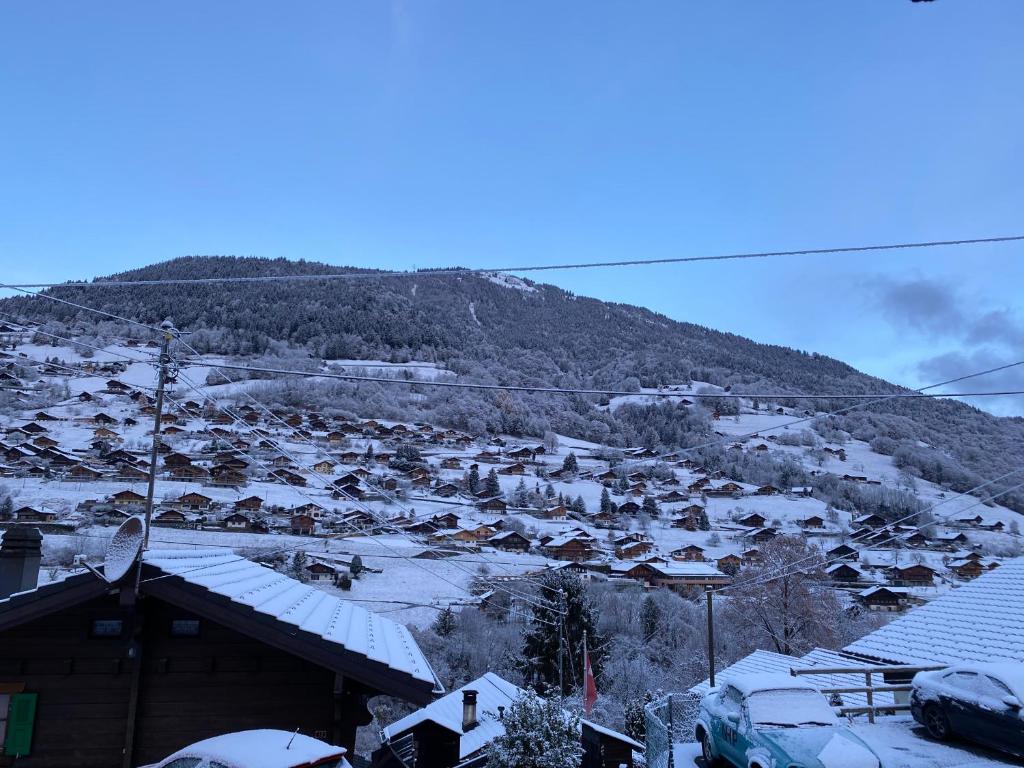 Uma vista geral da montanha ou uma vista da montanha a partir do chalé