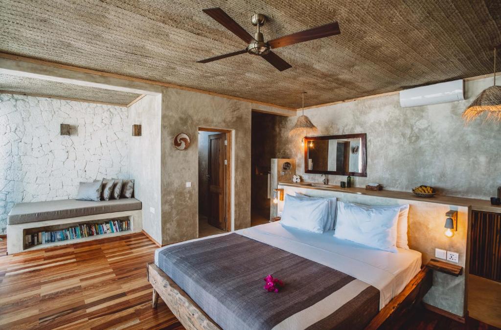 Tempat tidur dalam kamar di Passion Boutique Hotel Zanzibar - Adults Only