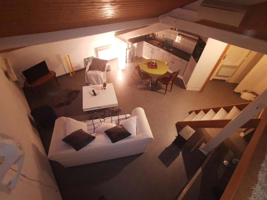 een woonkamer met een witte bank bij LES JARDINS in Chantraine