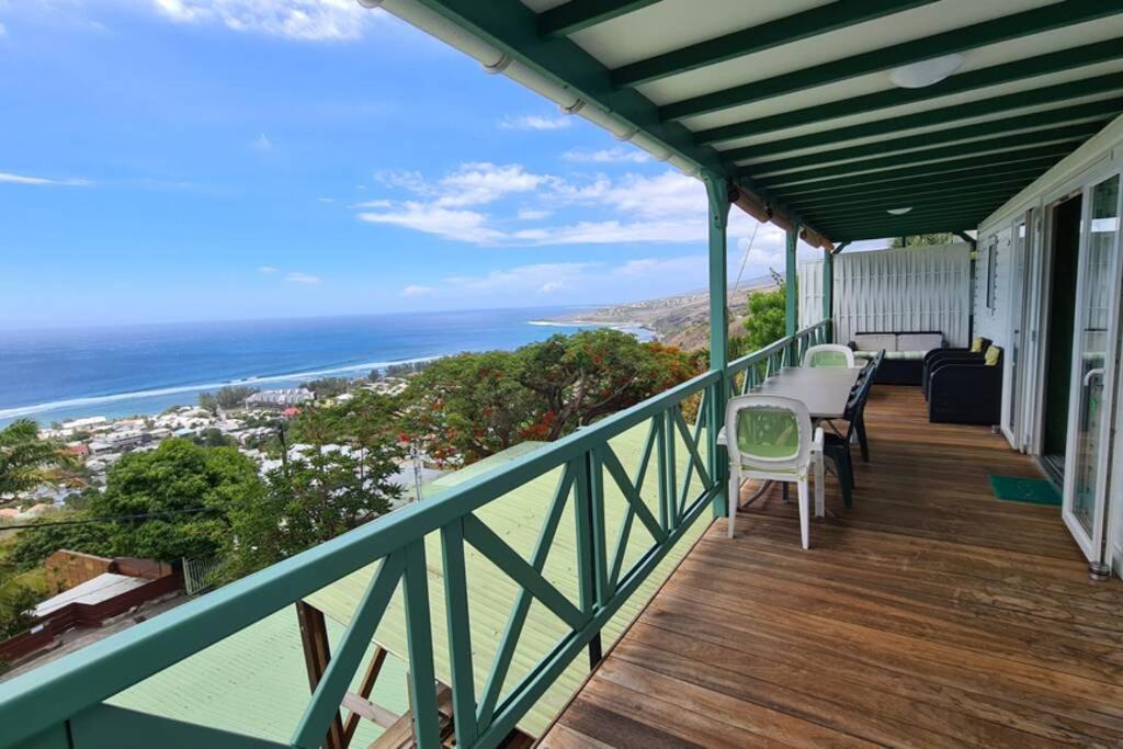 einen Balkon mit Meerblick in der Unterkunft Maison à Saint-leu, vue exceptionnelle sur la baie et l'Océan à 2 minutes des plages in Saint-Leu