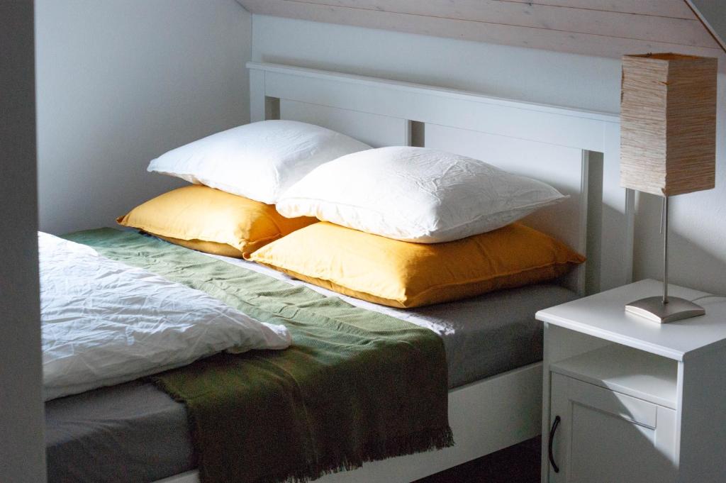 Postel nebo postele na pokoji v ubytování Budget rooms Pilatus - Alpnachstad