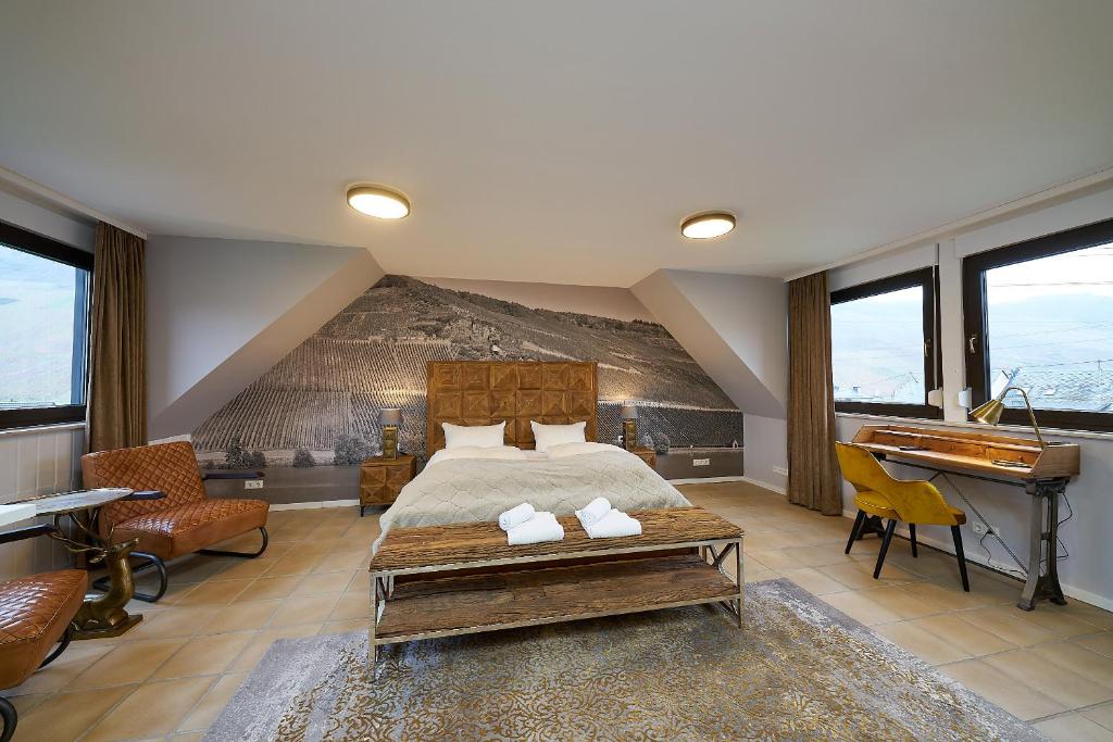 ein Schlafzimmer mit einem Bett, einem Schreibtisch und einem Klavier in der Unterkunft Ferienhaus Wehlener Rosengarten in Bernkastel-Kues