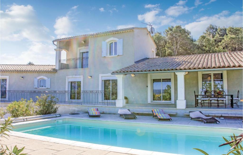 een villa met een zwembad voor een huis bij 4 Bedroom Awesome Home In Apt in Apt