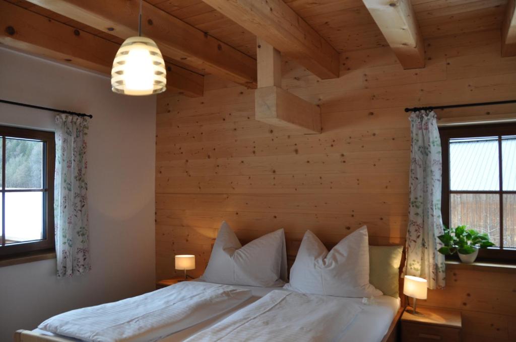 Postel nebo postele na pokoji v ubytování Ferienwohnung Dichtlbauer