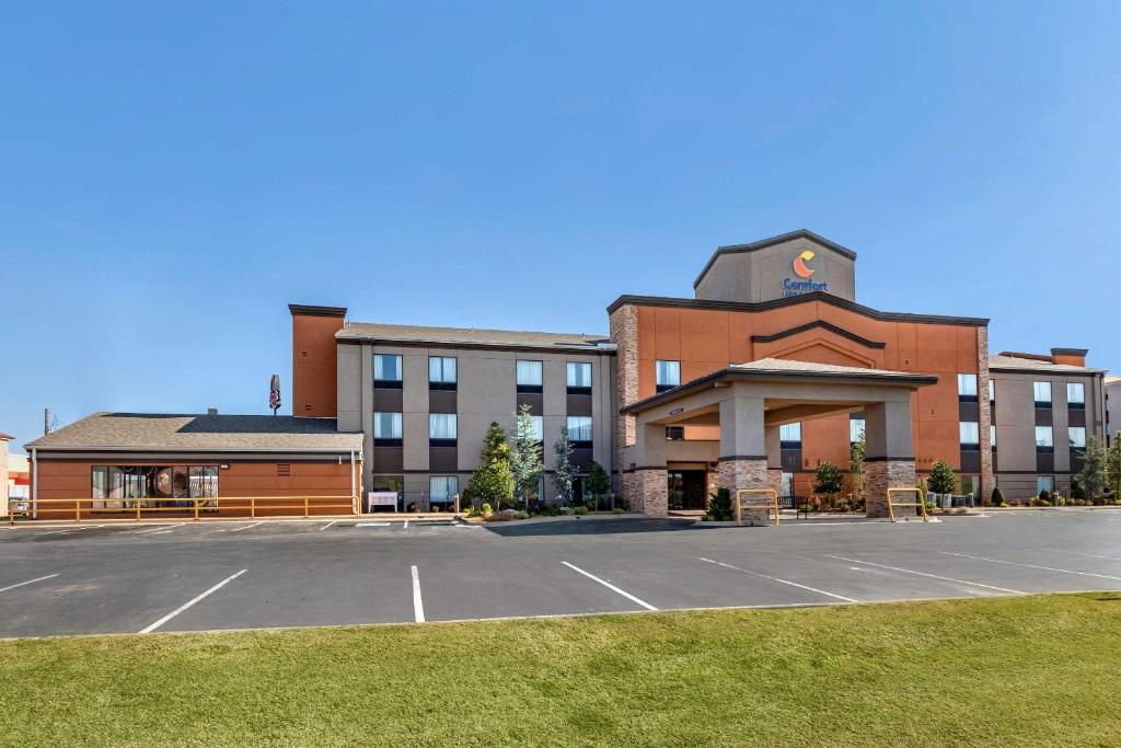 a building with a parking lot in front of it at Comfort Inn & Suites Pauls Valley - City Lake in Pauls Valley