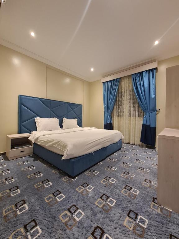 מיטה או מיטות בחדר ב-Rose Niry Hotel Suites روز نيري للاجنحة الفندقية