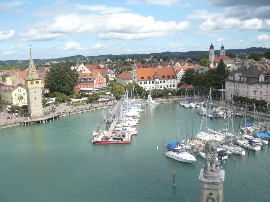 un grupo de barcos están atracados en un puerto en Ferienwohnung - Ferien in der Grub, en Lindau