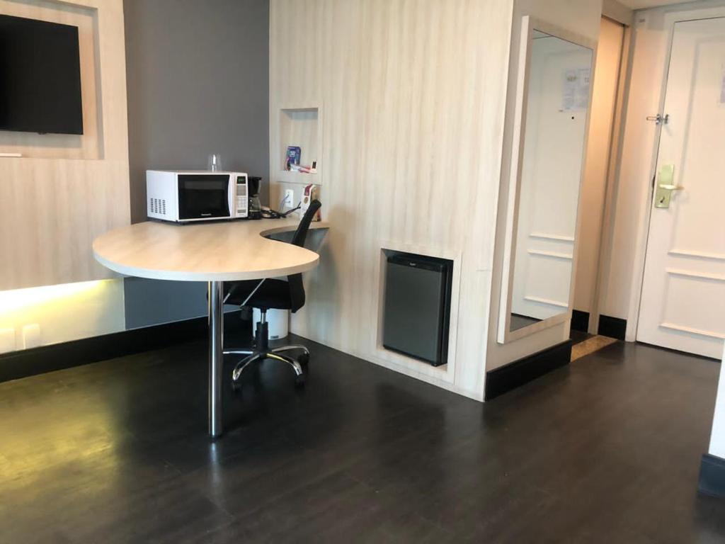  Lindo Flat à quinze metros da Oscar Freire - São Paulo