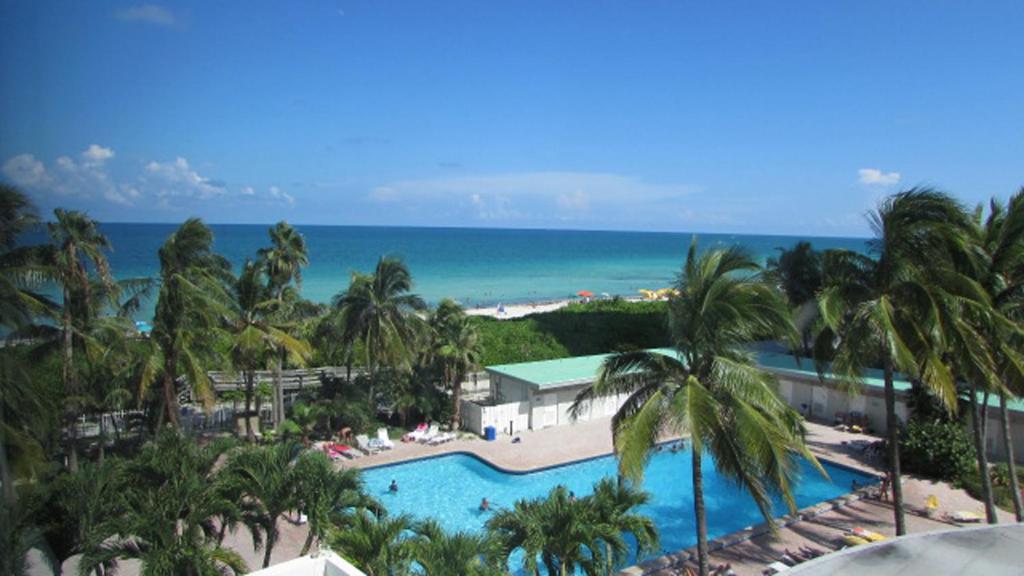 a view of a resort with a swimming pool and the ocean at CASABLANCA -Kitchen, Pool, Beach- in Miami Beach