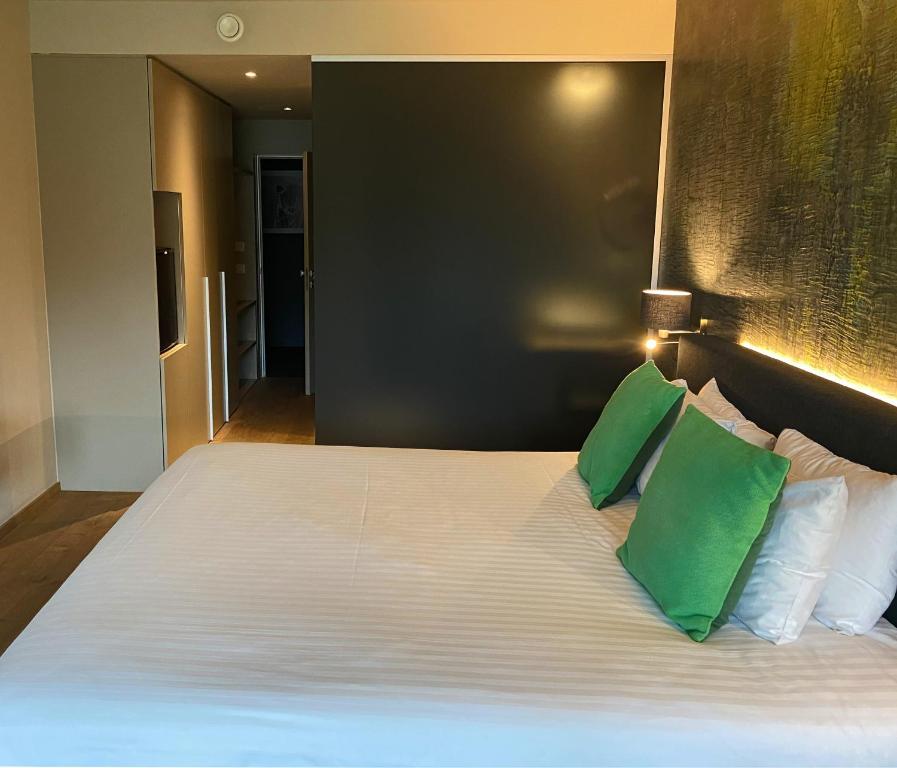 Postel nebo postele na pokoji v ubytování Hôtel WELLNESS EAU DE ROCHE Durbuy