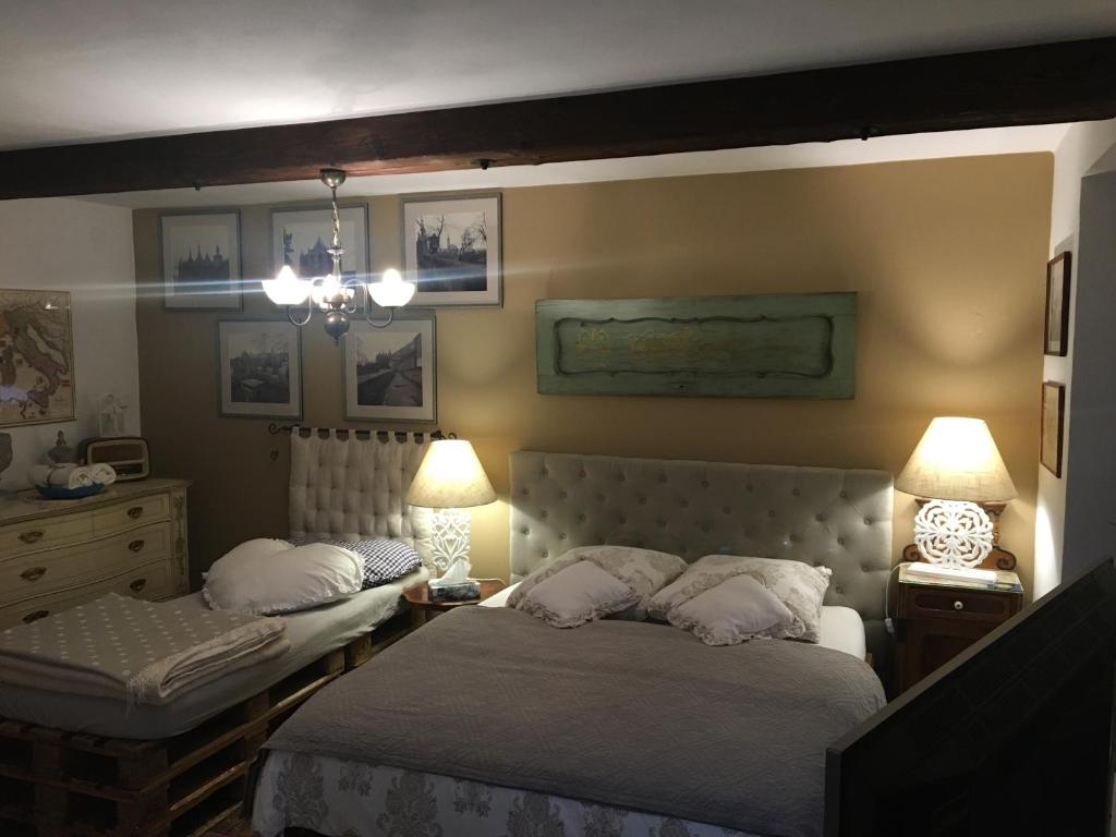 ein Schlafzimmer mit 2 Betten, einer Kommode und Lampen in der Unterkunft Apartmán Vrchlice in Kutná Hora