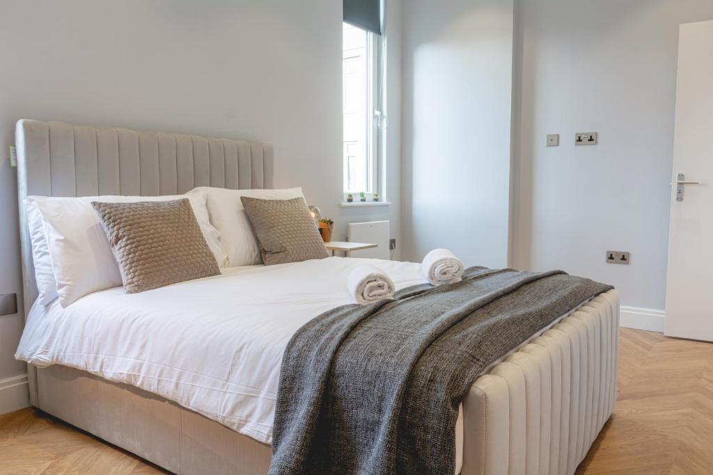 Stunning Designer 2 Bed Apartment in Heart of City